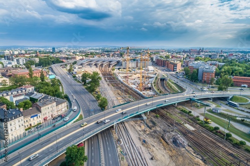 Panorama miasta z dworcem i budową wieżowca