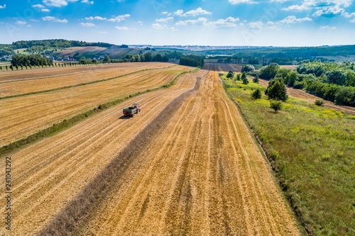 Traktor z przyczepą na polach. Zdjęcie z drona
