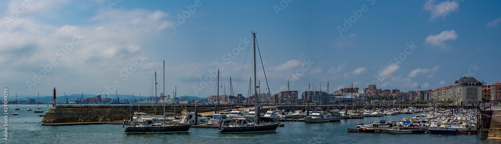 Santander / Hiszpania - 14 lipca 2018: Port jachtowy w Santander w słoneczny lipcowy dzień