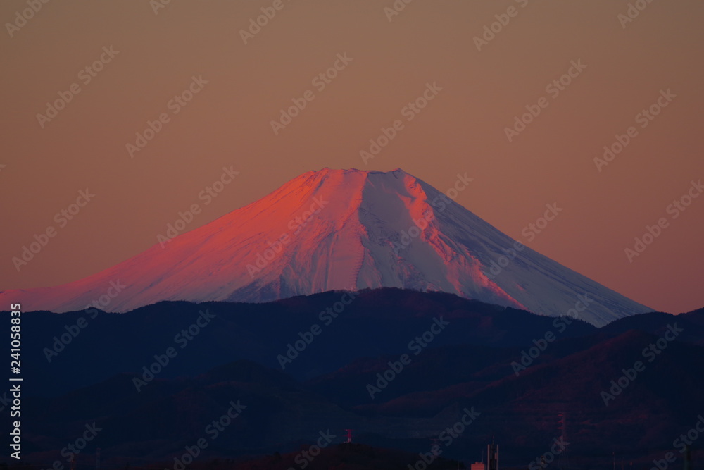 Fototapeta premium 瑞穂町から望む早朝の赤富士