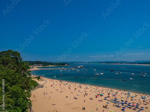 Santander / Hiszpania - 14 lipca 2018: Playa De Los Peligros w Santander w słoneczny dzień © Adam Wrobel