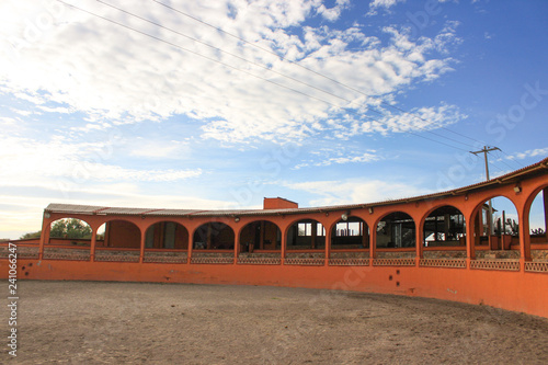 Lienzo charro con hermoso cielo azul y nubes