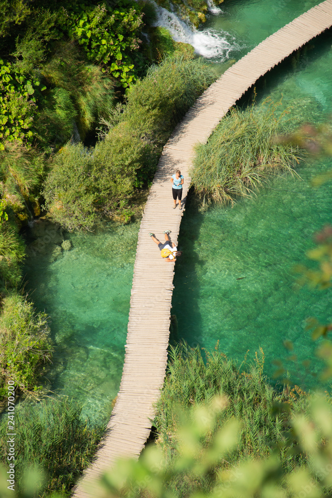 Φωτογραφία Vista aérea de pasarela con turistas disfrutando los lagos del Parque Nacional P