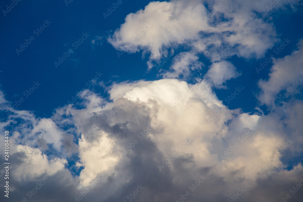 Obraz premium Clouds in the sky at sunset as a background