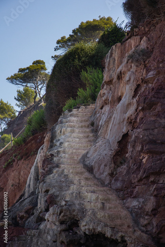 Escalera tallada en la roca en la costa de Mallorca, Baleares