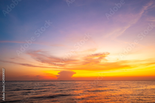 Fototapeta Naklejka Na Ścianę i Meble -  Evening sunset over the sea.