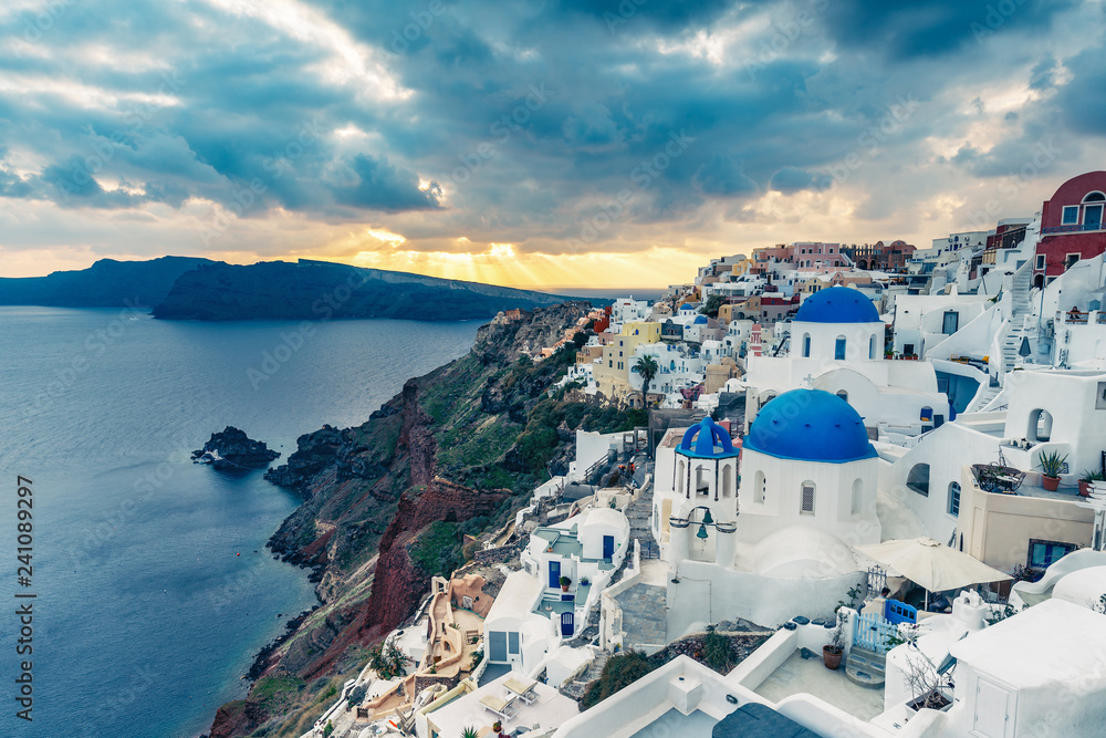 Obraz premium Churches in Oia, Santorini island in Greece, at sunset. Travel background.