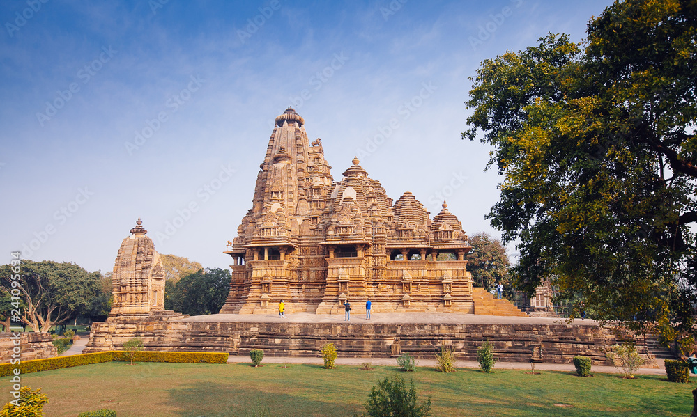 Naklejka premium Hinduskie i Jainowe świątynie w Khajuraho. Madhya Pradesh, Indie.