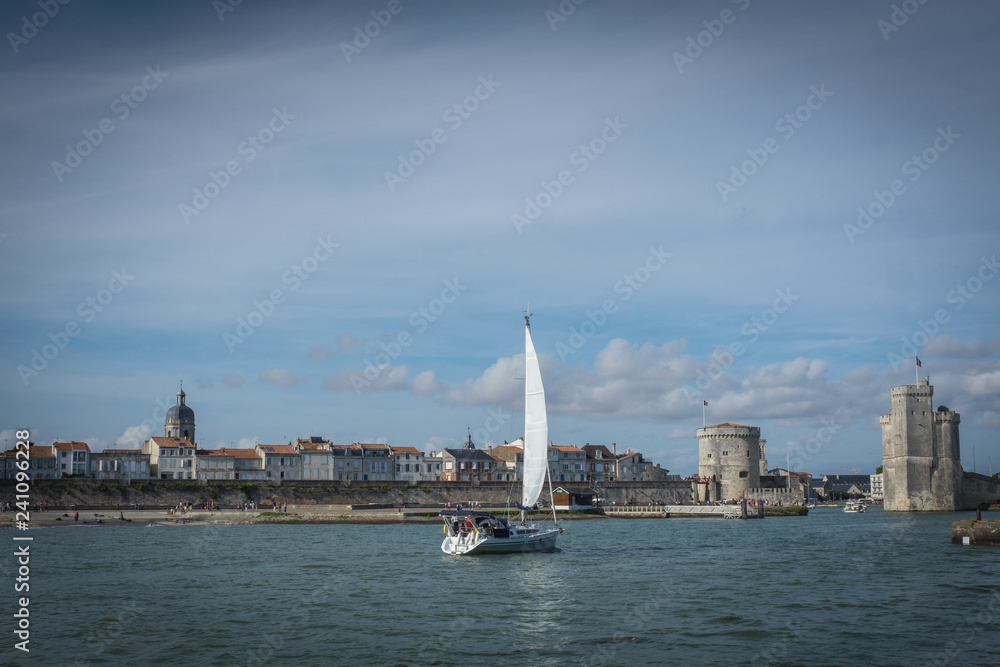 La Rochelle un bateau arrive à l'entrée du vieux port
