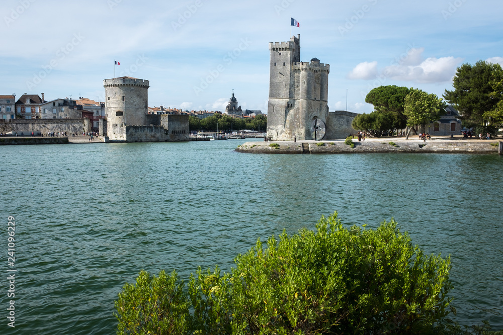 La Rochelle, entrée du vieux port avec les tours de Saint Nicolas et de la Chaîne