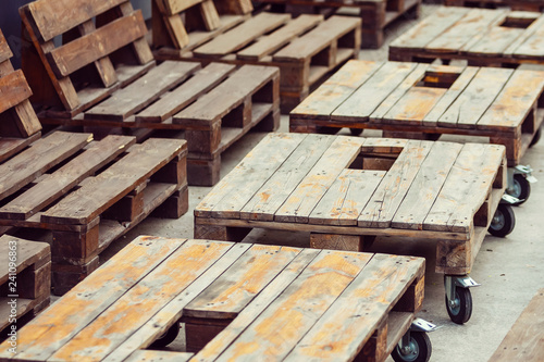 Foto Empty wooden pallet in loft interior with grunge walls
