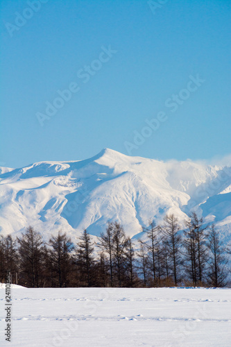 冬の高い山と青空　十勝岳