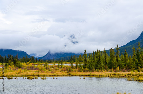 Fototapeta Naklejka Na Ścianę i Meble -  秋のカナディアンロッキー　雨上がりのバーミリオン湖と雲に覆われたランドル山（バンフ国立公園　カナダ・アルバータ州）