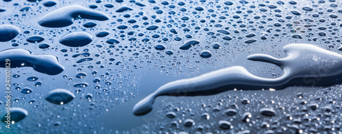 Wassertropfen auf blauer reflektierender Oberfläche photo