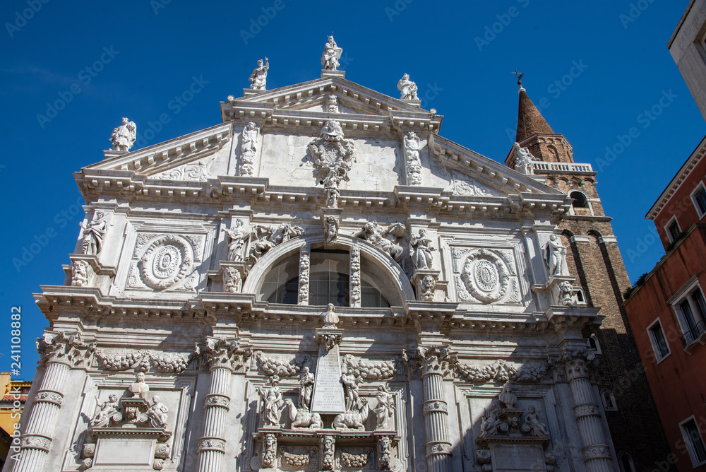 The church of San Mois is a religious building in the city of Venice, located in the sestiere of San Marco, is a place of Catholic worship located in the center of the city of Venice.