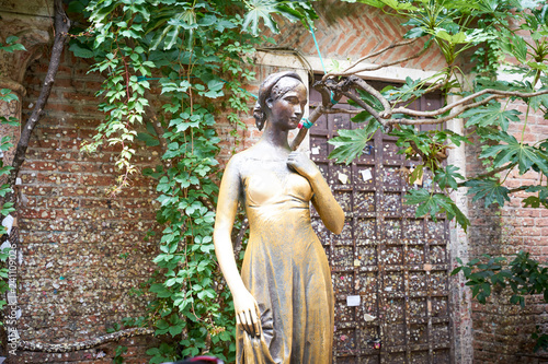 Tableau sur toile Statue of Julia Capulet in Verona / Romeo and Juliet by William Shakespeare