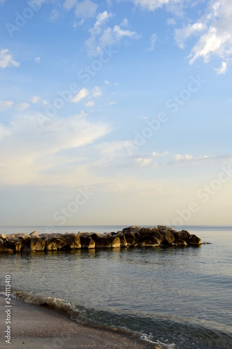 Menschenleerer Strand am Morgen