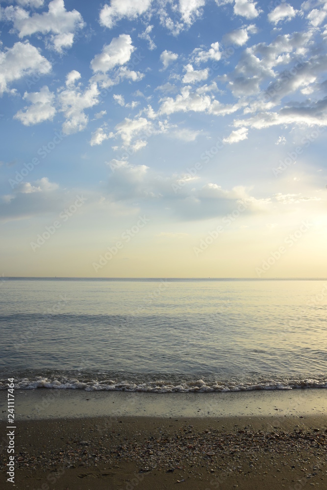 Menschenleerer Strand bei Sonnenaufgang an der adriatischen Küste