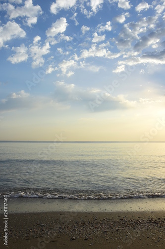 Fototapeta Naklejka Na Ścianę i Meble -  Menschenleerer Strand bei Sonnenaufgang an der adriatischen Küste