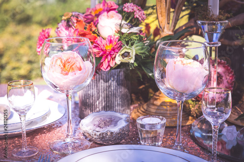 Fotografie pink and geode wedding tablescape