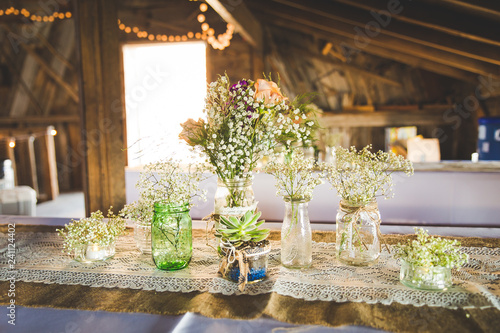 Fotografie babies breath flowers in mason jars and vases