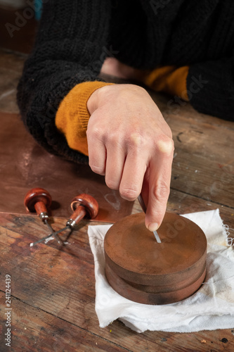 Bild auf Leinwand Gravure au burin, affutage du burin, technique de l'estampe