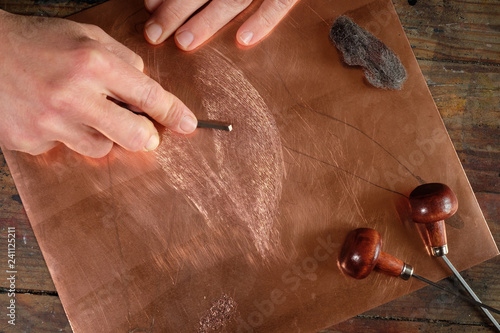 Gravure au burin, geste, de dessus, gros plan