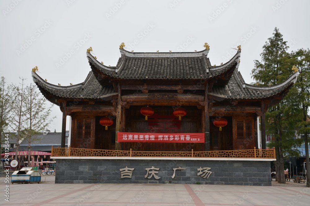 Theater auf dem Dorfplatz im Red Pomerade Village bei Wuhan in China