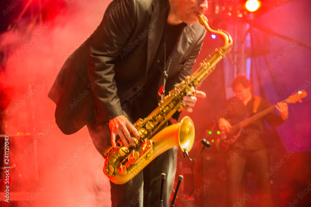 Obraz premium Sax player going crazy