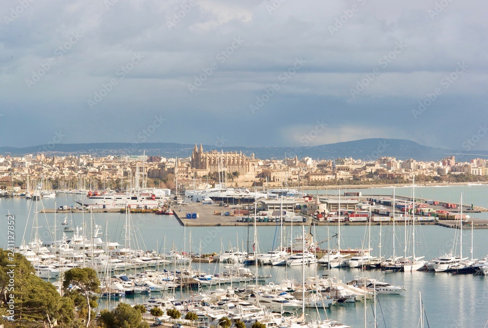 Mallorca kathedrale mit Hafen