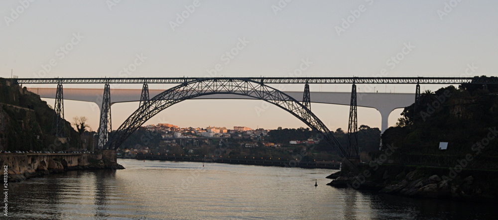 Obraz premium Pontes Ferroviárias Portuguesas - ponte de Dona maria com a ponte de São João por trás - por-do-dol - rio douro