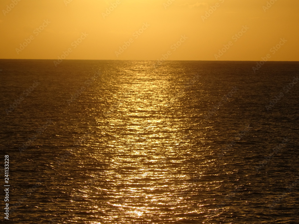 Obraz premium Coucher de soleil sur la mer - lumière du soleil