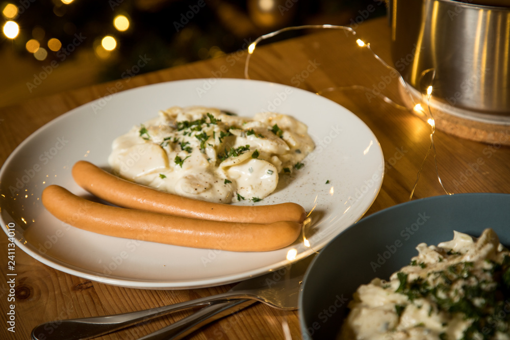 Wiener Würstchen und Kartoffelsalat als typisches Weihnachtsessen zu