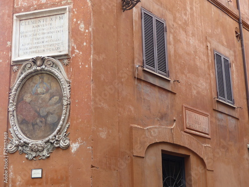Dipinto religioso all'angolo di un palazzo antico nel centro storico di Roma in Italia.