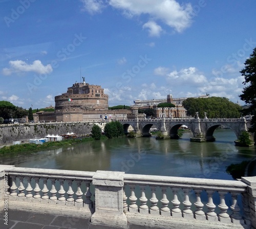 Castillo de Sant'Angelo o Castel Sant'Angelo, Mausoleo de Adriano o Mole Adrianorum, es un monumento de Roma situado en la orilla del río Tíber. photo