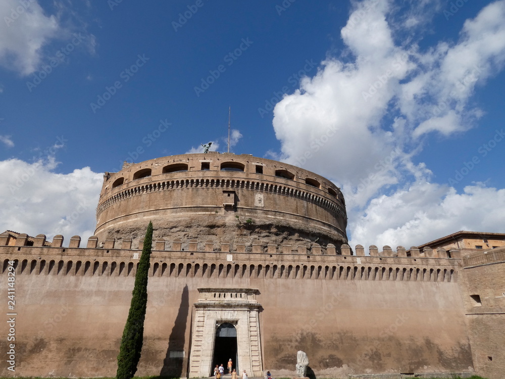 Castillo de Sant'Angelo o Castel Sant'Angelo, Mausoleo de Adriano o Mole Adrianorum, es un monumento de Roma situado en la orilla del río Tíber.