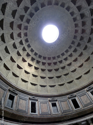 Cúpula del Panteón de Agripa o Panteón de Roma (Il Pantheon) templo de planta circular.
