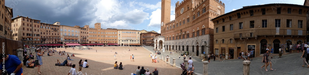 Piazza del Campo, Siena, plaza medievales.El Palazzo Pubblico y su Torre del Mangia, junto con varios palazzi signorili la rodean.