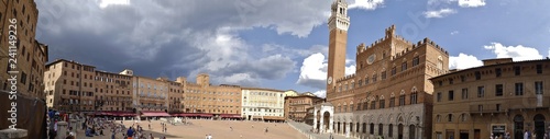 Piazza del Campo, Siena, plaza medievales.El Palazzo Pubblico y su Torre del Mangia, junto con varios palazzi signorili la rodean. photo