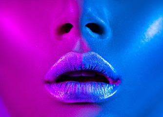 Canvas schilderij Fashion lippen Zilveren lippen in neon studiolicht  © Subbotina Anna