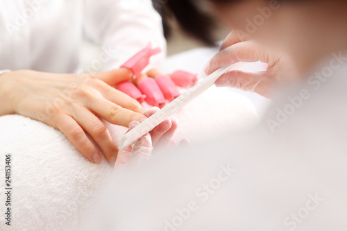 Stylizacja paznokci, manicure w salonie kosmetycznym.