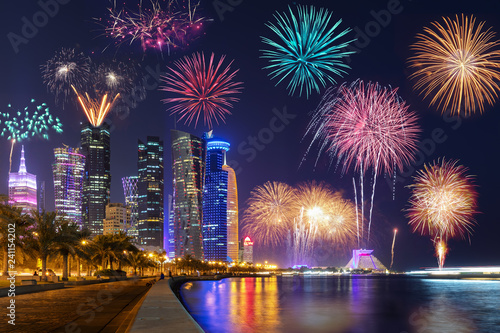 Feuerwerk über der modernen Skyline von Doha, Katar