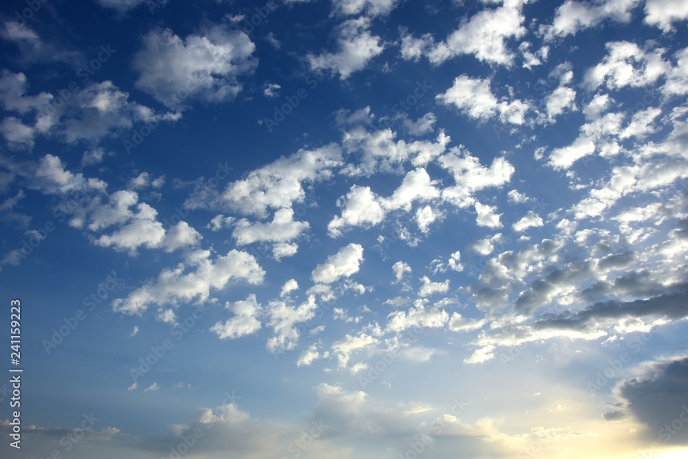 Fototapeta premium Viele kleine weiße Wolken vor blauen Himmel, Hintergrund, stimmungsvoller Morgen
