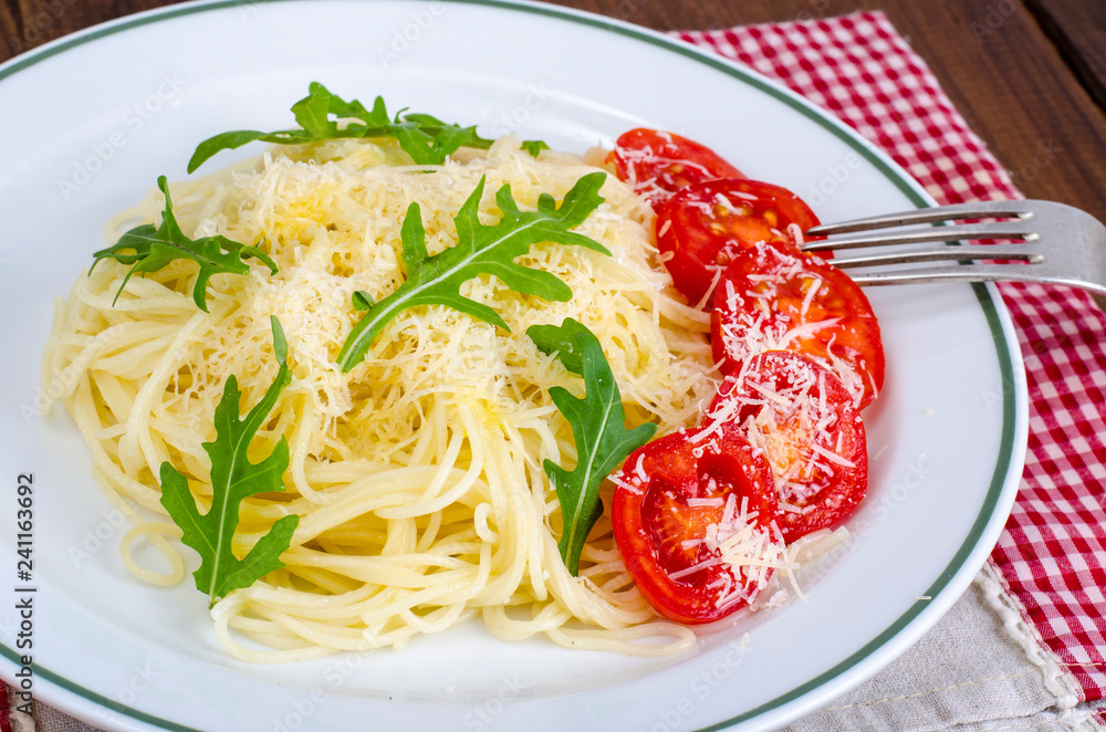 Spaghetti with cheese, tomatoes and arugula Spaghetti with cheese, tomatoes and arugula