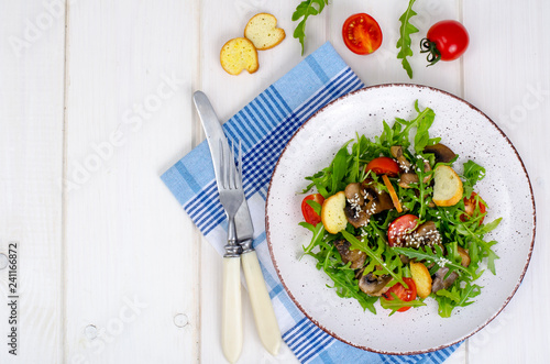 Warm salad with arugula and mushrooms