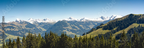 Alpenpanorama mit Schnee auf den Berggipfeln
