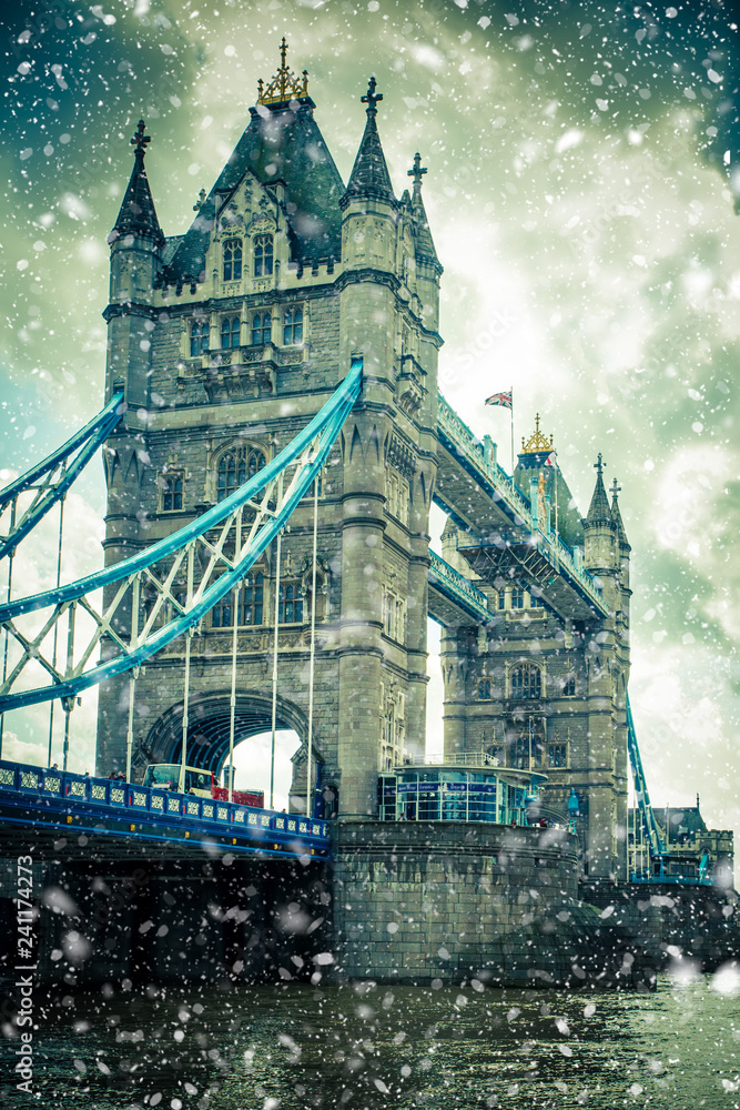 Obraz premium Winter at Tower Bridge London with snow falling on snowy day