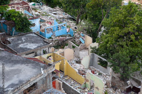Fotografiet Collapsed homes are seen in Haiti after the 2010 earthquake.