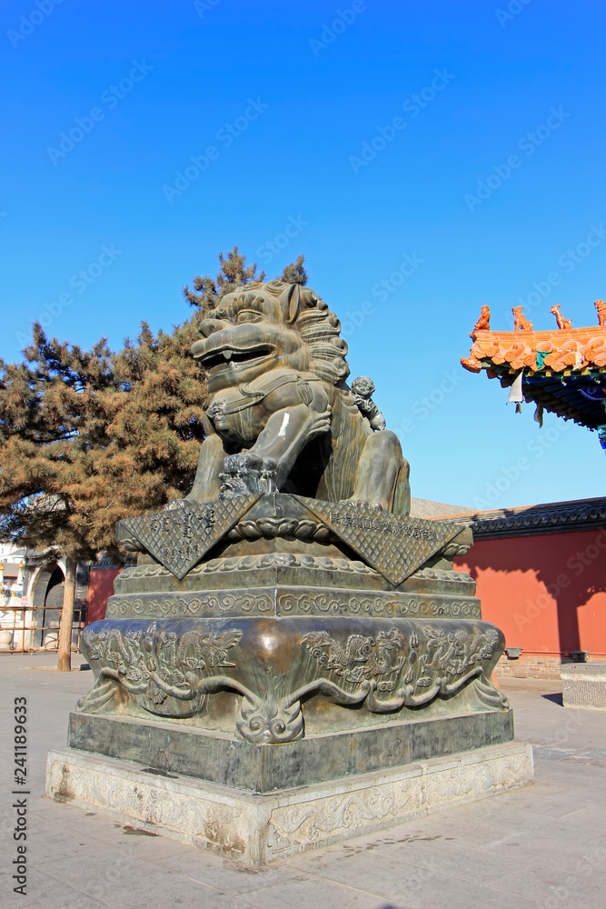 Obraz premium copper lion sculpture in a temple