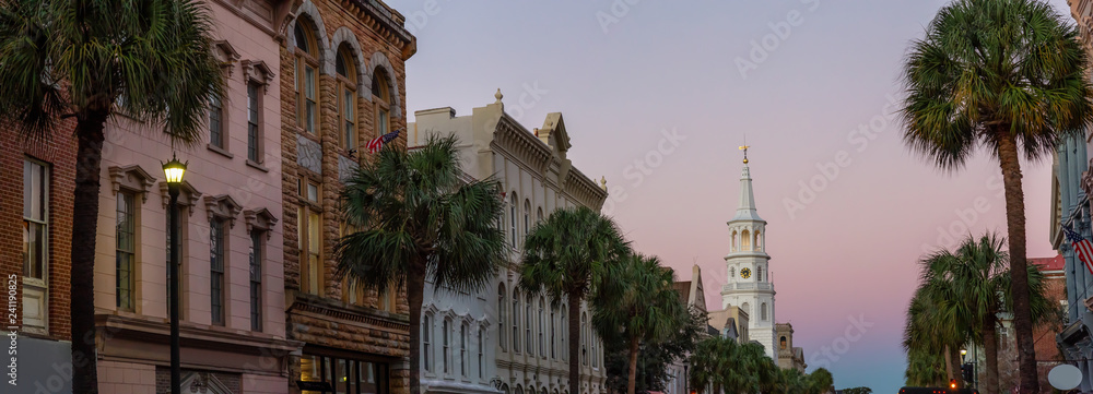 Naklejka premium Piękny panoramiczny widok na ulice Uban w Downtown Charleston, South Carolina, Stany Zjednoczone. Zrobione podczas intensywnego wschodu słońca.